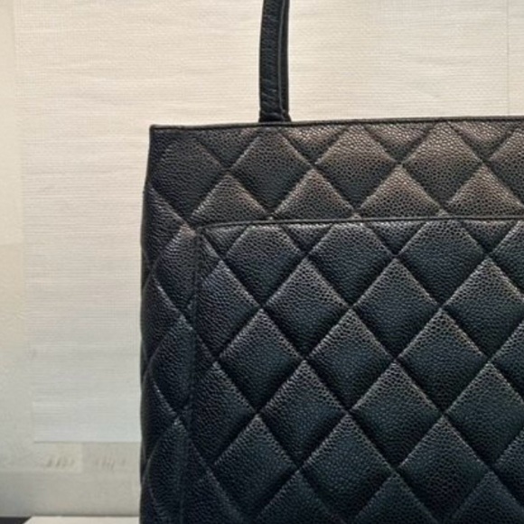 Medallion in Caviar leather - Picture 4 of 9